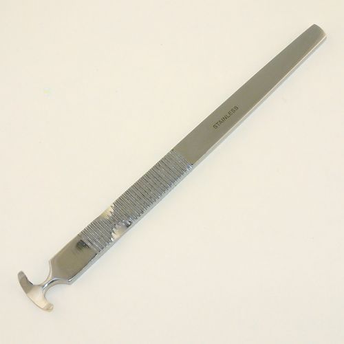Cuticle Pusher with wide countoured head